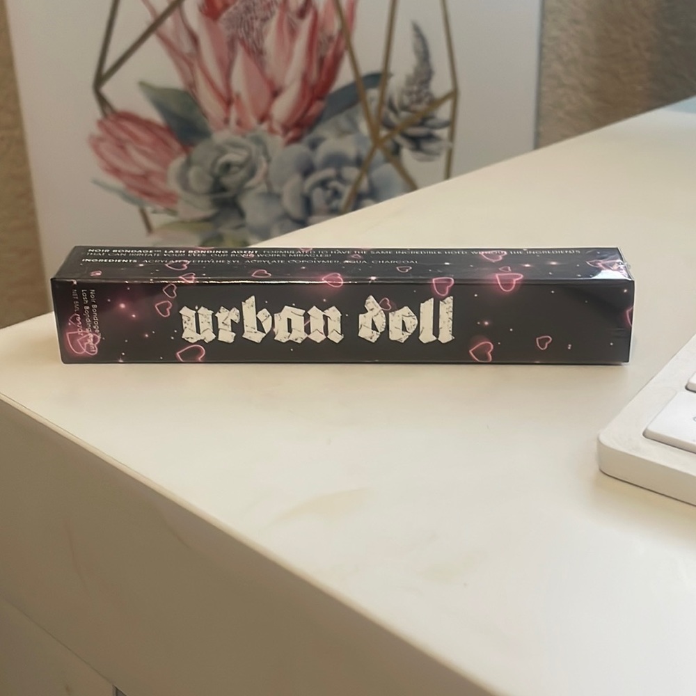 Urban Doll noir lash glue